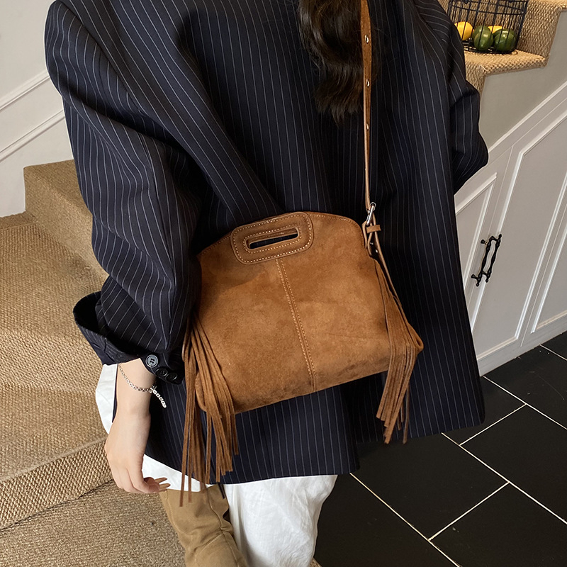 Ženska torbica satchel s resicama, velur koža, crossbody stil, horizontalni četverokutni oblik, otvoreni dizajn, pretinac na zip, pretinac za telefon i dokumente