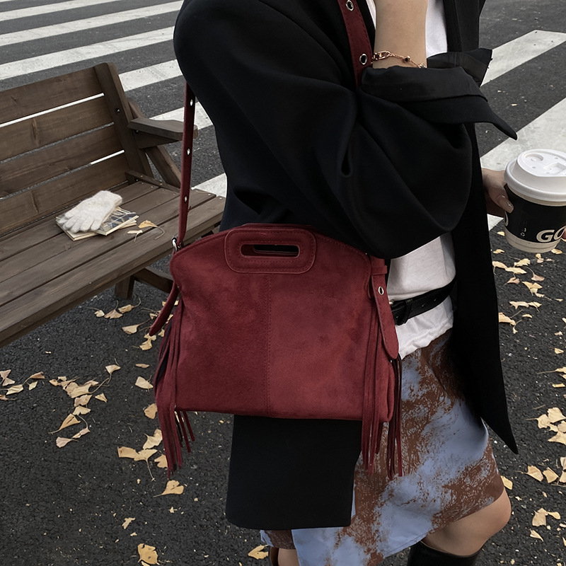 Ženska torbica satchel s resicama, velur koža, crossbody stil, horizontalni četverokutni oblik, otvoreni dizajn, pretinac na zip, pretinac za telefon i dokumente