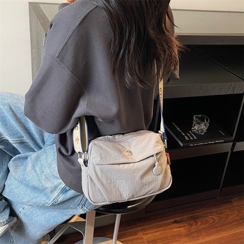 Crossbody torba, korejski stil, jednostavan dizajn, najlon, vodoravni kvadratni oblik, zatvaranje zipom, unutarnja džep sa zipom i džep za telefon, Zima 2025