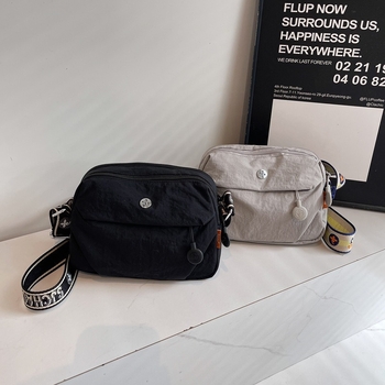 Crossbody torba, korejski stil, jednostavan dizajn, najlon, vodoravni kvadratni oblik, zatvaranje zipom, unutarnja džep sa zipom i džep za telefon, Zima 2025
