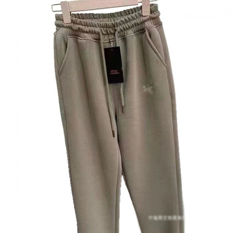 Uniszex bársonyos Cupro‑rostból készült egyenes szabású nadrág, középmagas derekú, mikroelasztikusság, téli viselet