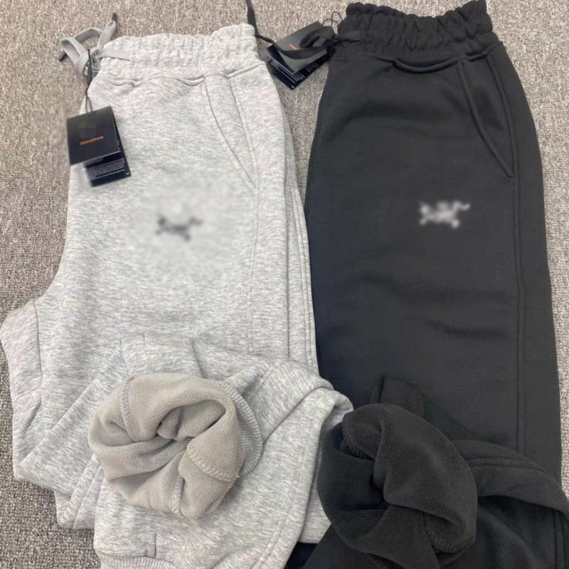 Uniszex bársonyos Cupro‑rostból készült egyenes szabású nadrág, középmagas derekú, mikroelasztikusság, téli viselet