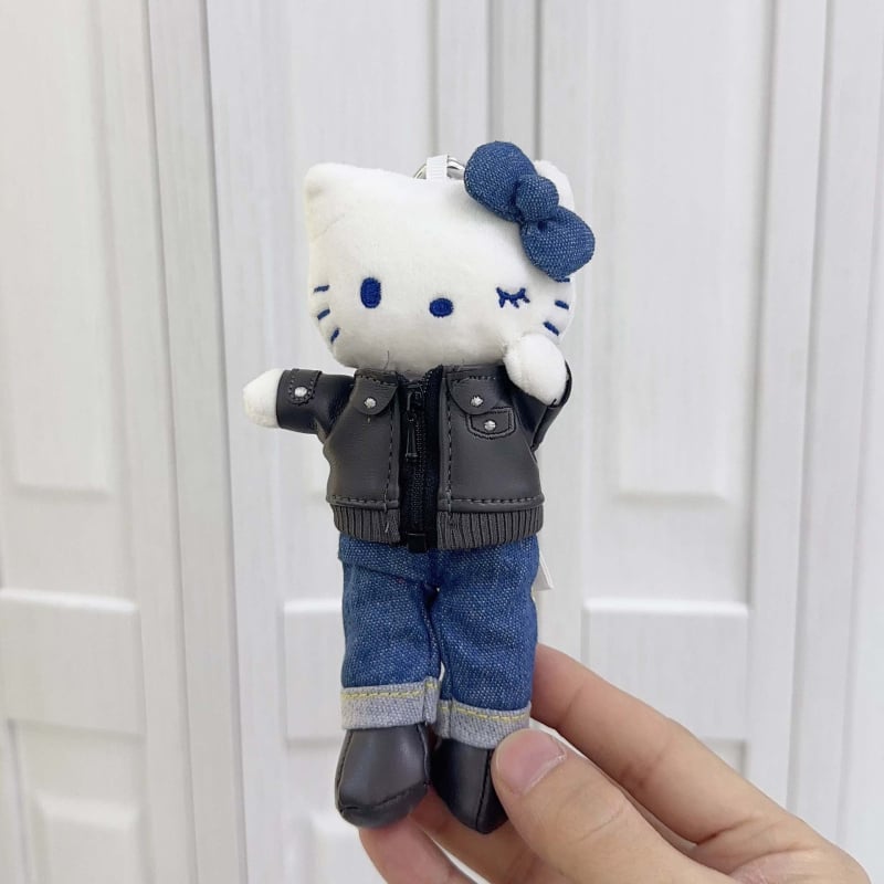 Плюшена котка – ключодържател, дългокрако карикатурно коте, сърцевидно копче, PP памук пълнеж, супер мека къса плюш