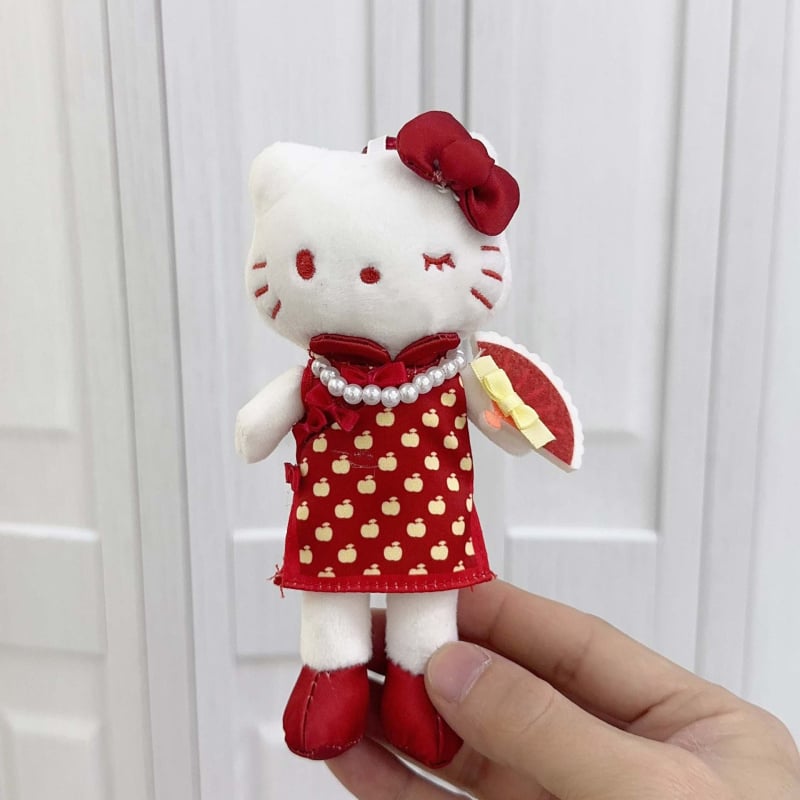 Плюшена котка – ключодържател, дългокрако карикатурно коте, сърцевидно копче, PP памук пълнеж, супер мека къса плюш