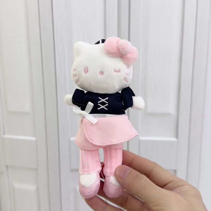 Плюшена котка – ключодържател, дългокрако карикатурно коте, сърцевидно копче, PP памук пълнеж, супер мека къса плюш