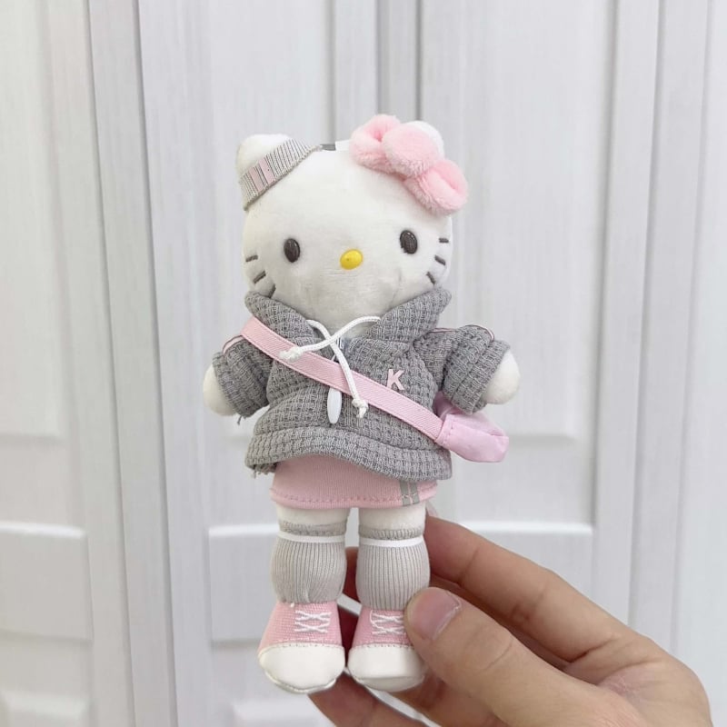 Плюшена котка – ключодържател, дългокрако карикатурно коте, сърцевидно копче, PP памук пълнеж, супер мека къса плюш