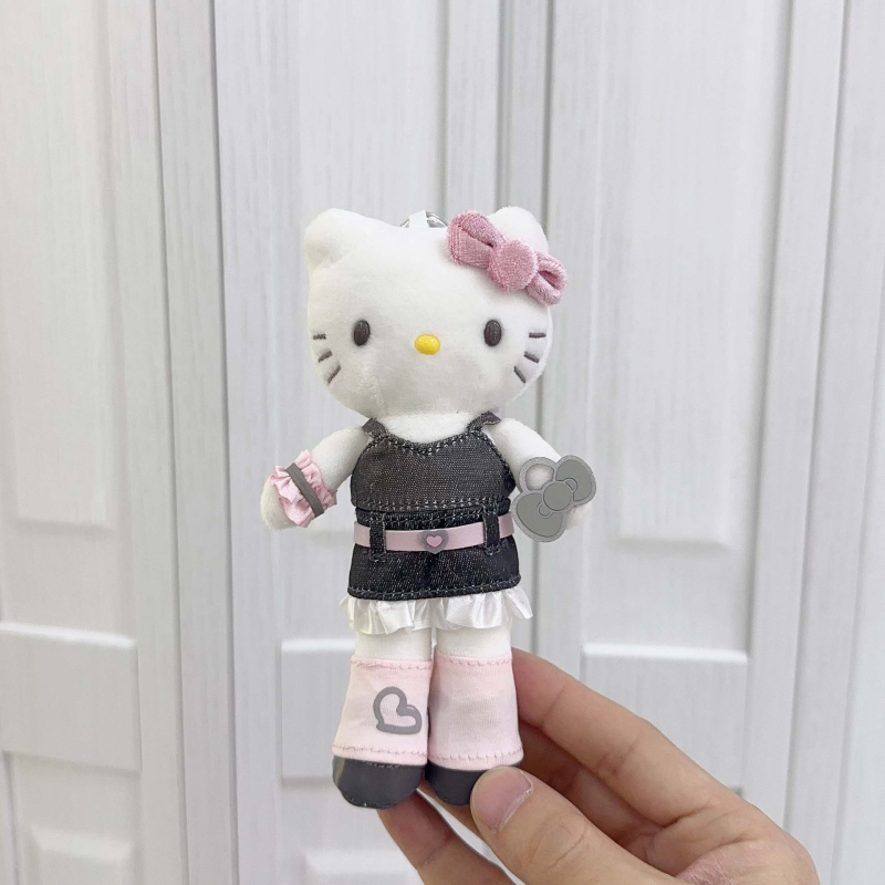 Плюшена котка – ключодържател, дългокрако карикатурно коте, сърцевидно копче, PP памук пълнеж, супер мека къса плюш