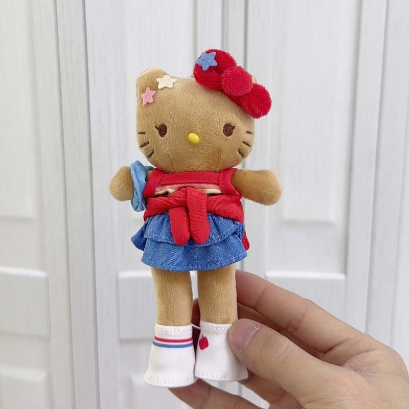 Плюшена котка – ключодържател, дългокрако карикатурно коте, сърцевидно копче, PP памук пълнеж, супер мека къса плюш