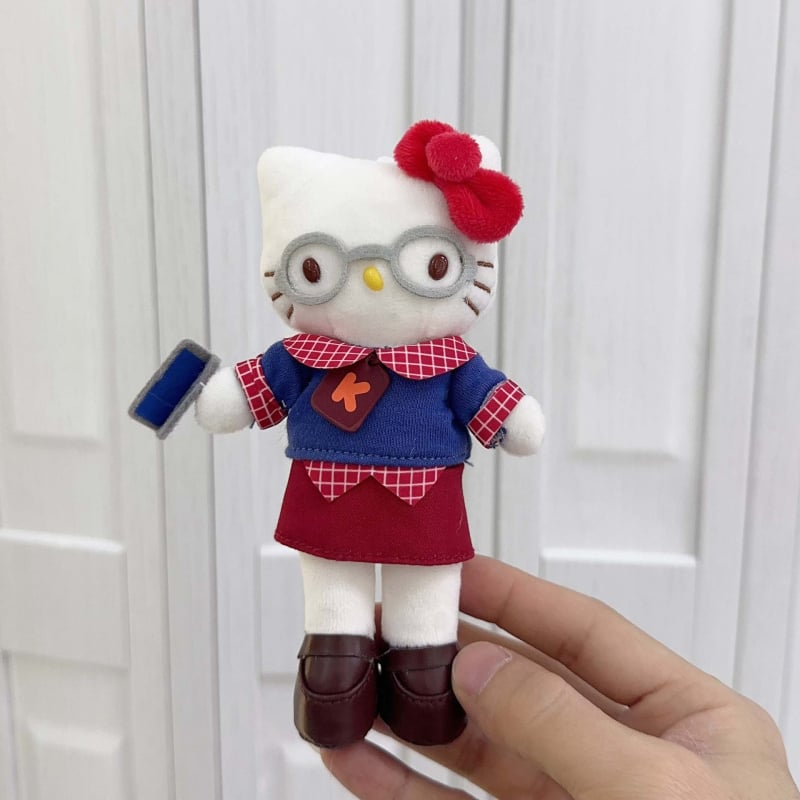 Плюшена котка – ключодържател, дългокрако карикатурно коте, сърцевидно копче, PP памук пълнеж, супер мека къса плюш