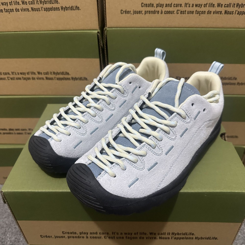 Хайкинг обувки унисекс – набук горна част, кожа отвътре, подметка от естествен каучук, междинна подметка от гума, предно връзване