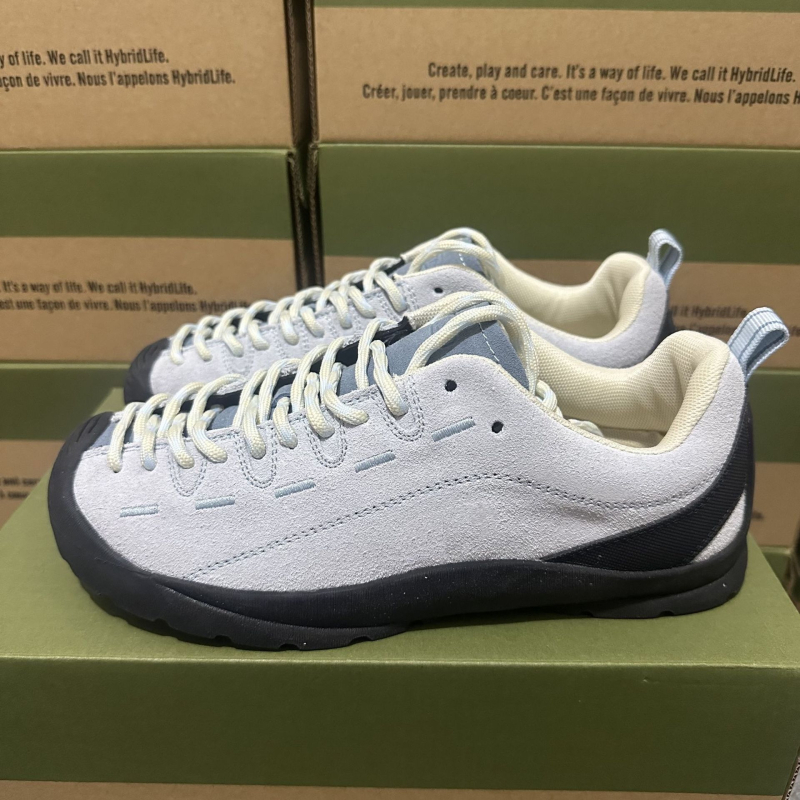 Хайкинг обувки унисекс – набук горна част, кожа отвътре, подметка от естествен каучук, междинна подметка от гума, предно връзване