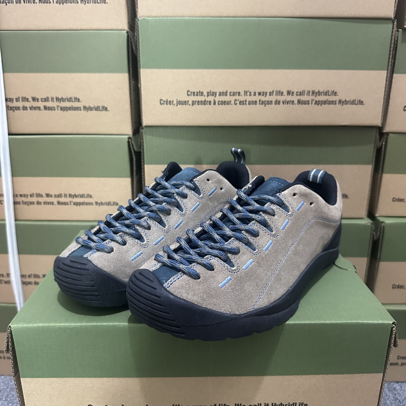 Хайкинг обувки унисекс – набук горна част, кожа отвътре, подметка от естествен каучук, междинна подметка от гума, предно връзване