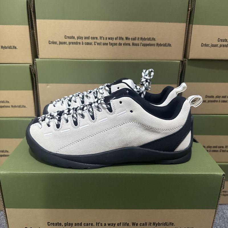 Хайкинг обувки унисекс – набук горна част, кожа отвътре, подметка от естествен каучук, междинна подметка от гума, предно връзване