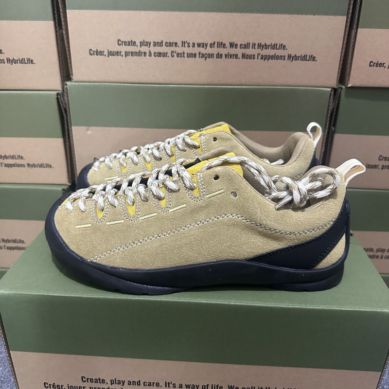 Хайкинг обувки унисекс – набук горна част, кожа отвътре, подметка от естествен каучук, междинна подметка от гума, предно връзване