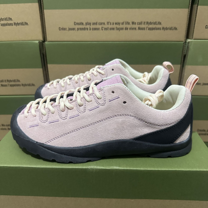 Хайкинг обувки унисекс – набук горна част, кожа отвътре, подметка от естествен каучук, междинна подметка от гума, предно връзване