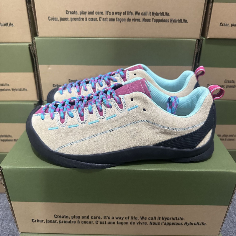 Хайкинг обувки унисекс – набук горна част, кожа отвътре, подметка от естествен каучук, междинна подметка от гума, предно връзване