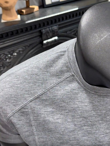 Tricou lejer, mâneci scurte, guler înalt, amestec de bumbac 70%, respirabil, vară