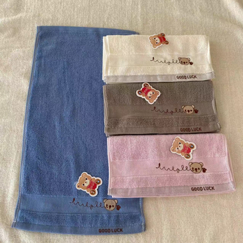 Dječji dvostrani ručnik s izvezenim motivima životinja; Materijal: 100% pamuk; Broj niti: 32; Proces proizvodnje: vez; Težina: 50–80 g; Obrada i personalizacija: Da
