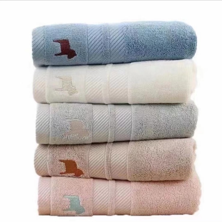 Dječji dvostrani ručnik s izvezenim motivima životinja; Materijal: 100% pamuk; Broj niti: 32; Proces proizvodnje: vez; Težina: 50–80 g; Obrada i personalizacija: Da