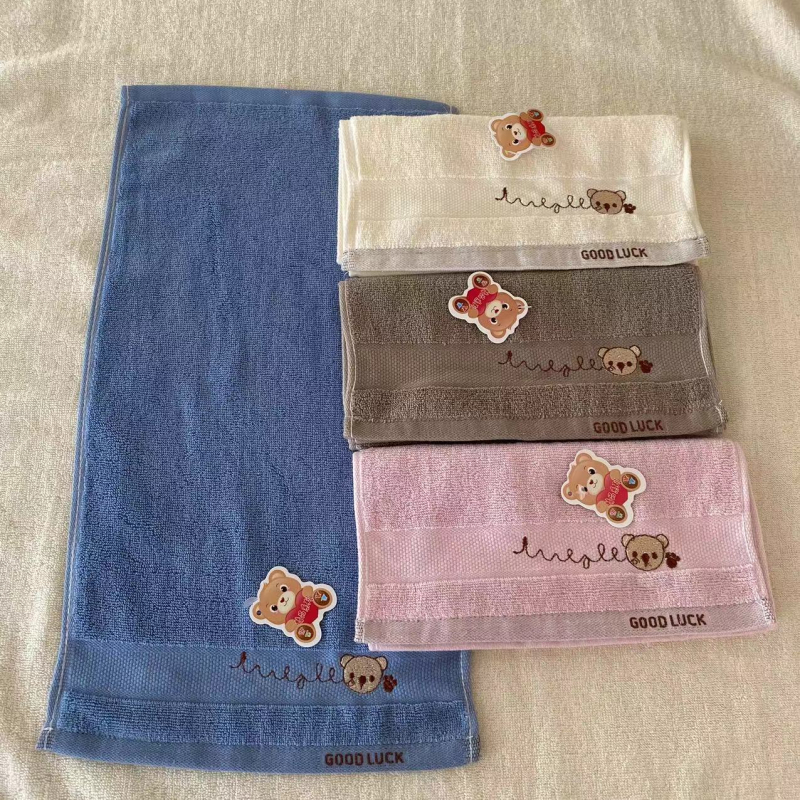 Dječji dvostrani ručnik s izvezenim motivima životinja; Materijal: 100% pamuk; Broj niti: 32; Proces proizvodnje: vez; Težina: 50–80 g; Obrada i personalizacija: Da