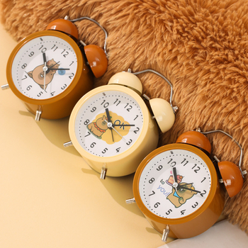 Настолен будилник за деца в карикатурен стил с нощна светлина, батерийно захранване, аналогов дисплей с стрелки и цифри, силен алармен сигнал.