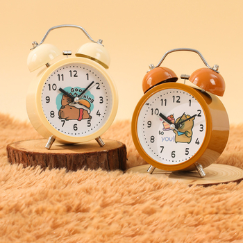Настолен будилник за деца в карикатурен стил с нощна светлина, батерийно захранване, аналогов дисплей с стрелки и цифри, силен алармен сигнал.