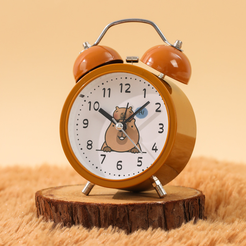 Настолен будилник за деца в карикатурен стил с нощна светлина, батерийно захранване, аналогов дисплей с стрелки и цифри, силен алармен сигнал.