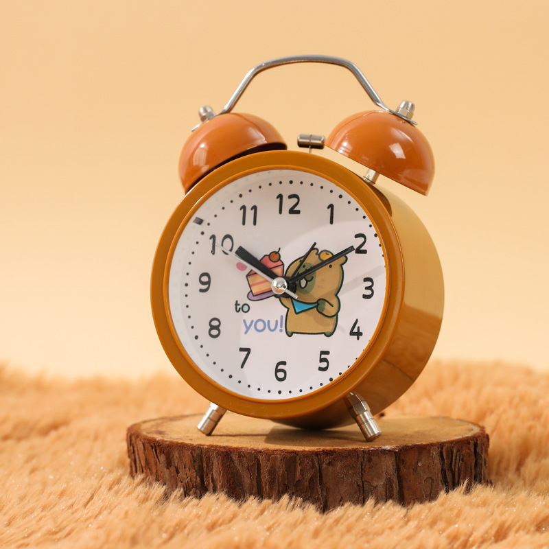 Настолен будилник за деца в карикатурен стил с нощна светлина, батерийно захранване, аналогов дисплей с стрелки и цифри, силен алармен сигнал.