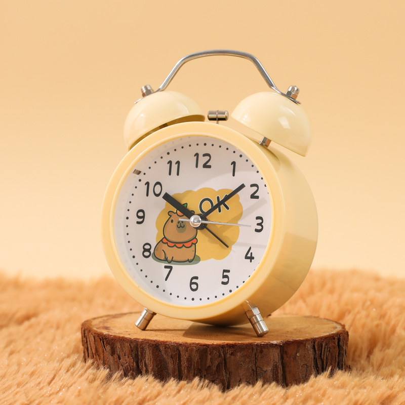 Настолен будилник за деца в карикатурен стил с нощна светлина, батерийно захранване, аналогов дисплей с стрелки и цифри, силен алармен сигнал.