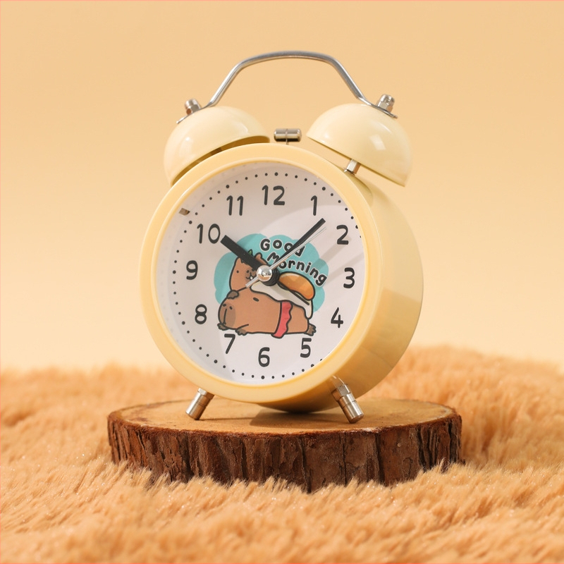 Настолен будилник за деца в карикатурен стил с нощна светлина, батерийно захранване, аналогов дисплей с стрелки и цифри, силен алармен сигнал.