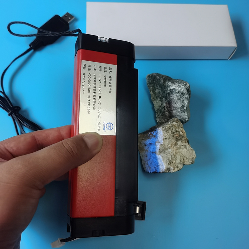 Hordozható UV-lámpa fehér wolfram ércek felkutatására, üveg-tin felület értékelésére és fluoreszcencia észlelésére — G-5 fej, 4 W, 6-8.4 V, 253.7 lm