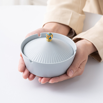 Cenușar ceramic cu capac, stil retro-modern, potrivit pentru casă și birou (Material: ceramică; Stil: artă modernă; Greutate: 800 g; Imprimare logo: disponibilă; Calitate: primă clasă)