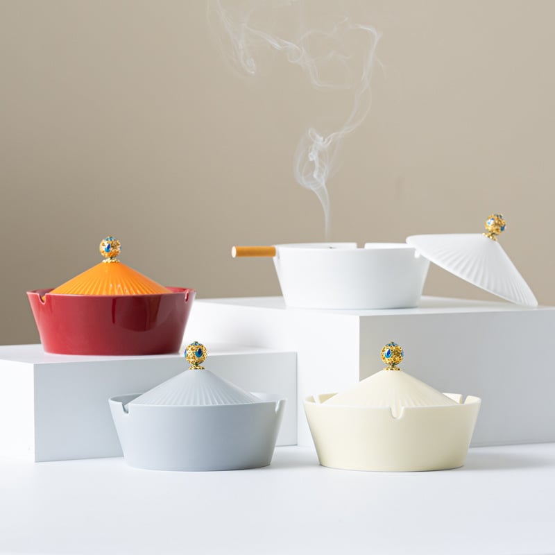 Cenușar ceramic cu capac, stil retro-modern, potrivit pentru casă și birou (Material: ceramică; Stil: artă modernă; Greutate: 800 g; Imprimare logo: disponibilă; Calitate: primă clasă)