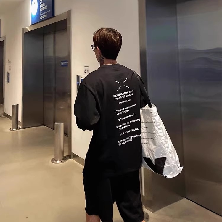 Ανδρικό μακρυμάνικο T‑shirt από μίγμα βαμβακιού και λινού, χαλαρή γραμμή, στρογγυλή λαιμόκοψη, εκτύπωση με γράμματα, περιεκτικότητα λινού έως 30%