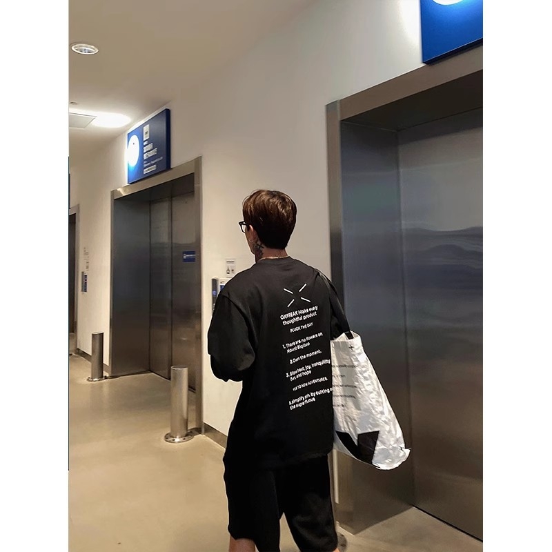 Ανδρικό μακρυμάνικο T‑shirt από μίγμα βαμβακιού και λινού, χαλαρή γραμμή, στρογγυλή λαιμόκοψη, εκτύπωση με γράμματα, περιεκτικότητα λινού έως 30%