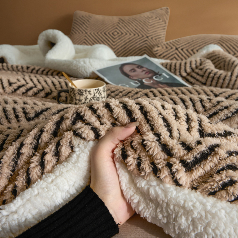 Ελαφρύς και πολυτελής φλις κοραλλιού κουβέρτα με ριγέ σχέδιο, 300-500 γρ., για άνοιξη και φθινόπωρο.