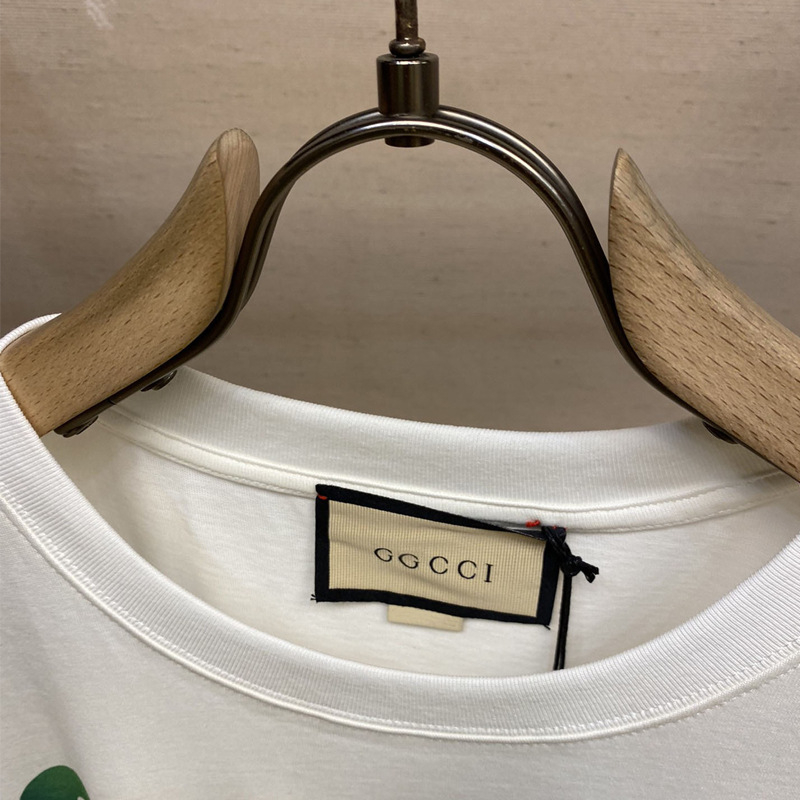 Majica od 100% pamuka, slobodnog kroja, okrugli izrez, kratki rukavi, logotip sa slovima i print munje toplim otiskom