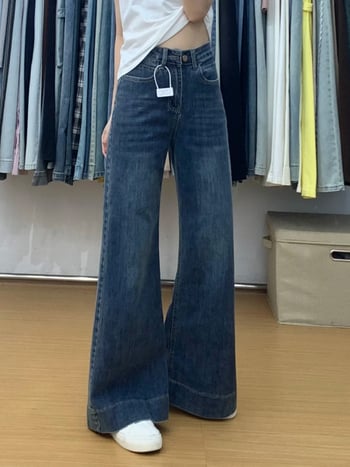 Дънки с памучно-еластичен деним, висока талия, широки крачоли с кадифена подплата, средна дължина.