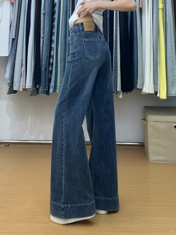 Дънки с памучно-еластичен деним, висока талия, широки крачоли с кадифена подплата, средна дължина.