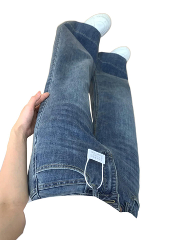 Дънки с памучно-еластичен деним, висока талия, широки крачоли с кадифена подплата, средна дължина.