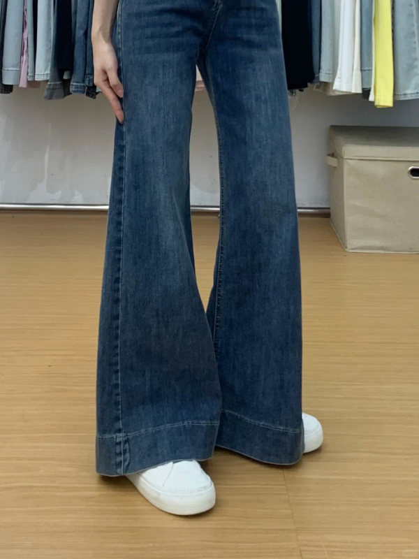 Дънки с памучно-еластичен деним, висока талия, широки крачоли с кадифена подплата, средна дължина.