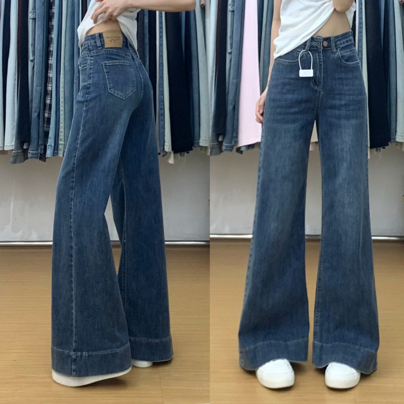 Дънки с памучно-еластичен деним, висока талия, широки крачоли с кадифена подплата, средна дължина.