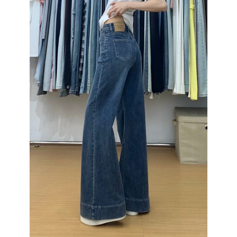 Дънки с памучно-еластичен деним, висока талия, широки крачоли с кадифена подплата, средна дължина.