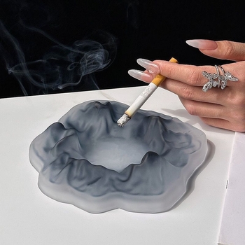 Stakleni pepelnjak u obliku ledenog brda za dnevni boravak, mat završna obrada, moderan dekor (Materijal: Staklo; Težina: 450 g; Model: Zadani predmet)