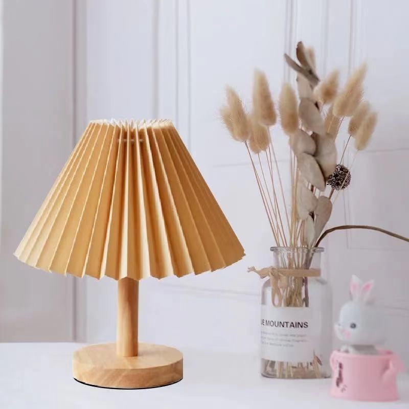 Stolna LED lampa s abažurom od bambusa, prekidač na tipku, napajanje iz utičnice, noćno svjetlo