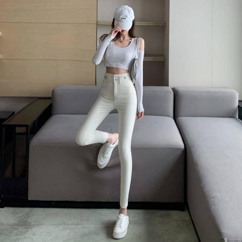 Ženske traperice, visoki pojas, uski kroj, poliester materijal, mikroelastičnost