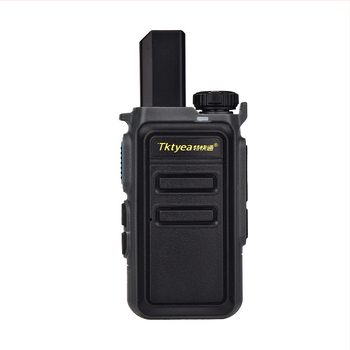 Prenosné rádio s 16 kanálmi, výstupný výkon 10 W, rozsah 1,5–3 km, teoretická vzdialenosť 3–5 km, batéria 4000 mAh