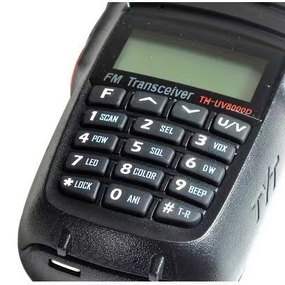 Tetong TH-UV8000D radio portabil: putere 10W, afișaj dual, 400–520 MHz, 256 canale, baterie LiPo 2600 mAh