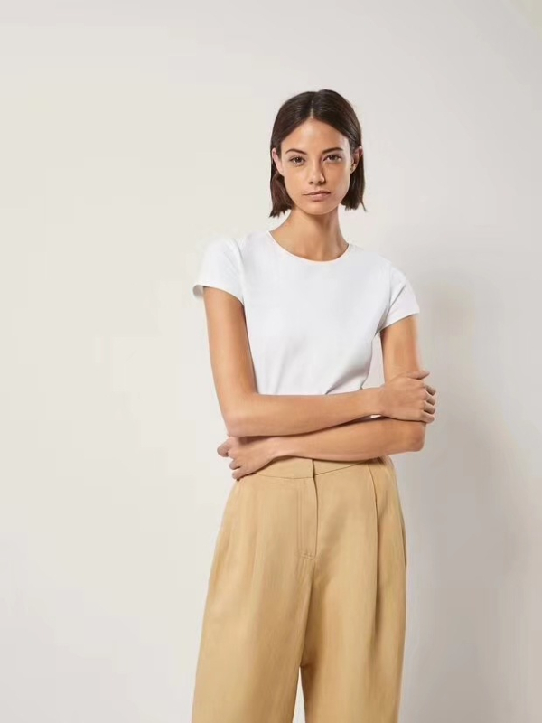 Ženski pamukasti T-shirt, uskog kroja, kratkih rukava, okrugli izrez, 90–95% pamuka