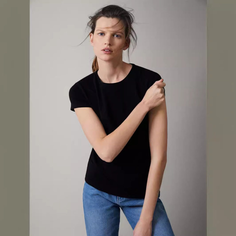 Ženski pamukasti T-shirt, uskog kroja, kratkih rukava, okrugli izrez, 90–95% pamuka